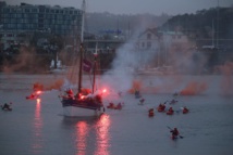 Escorte lumineuse du bateau du Père Noël